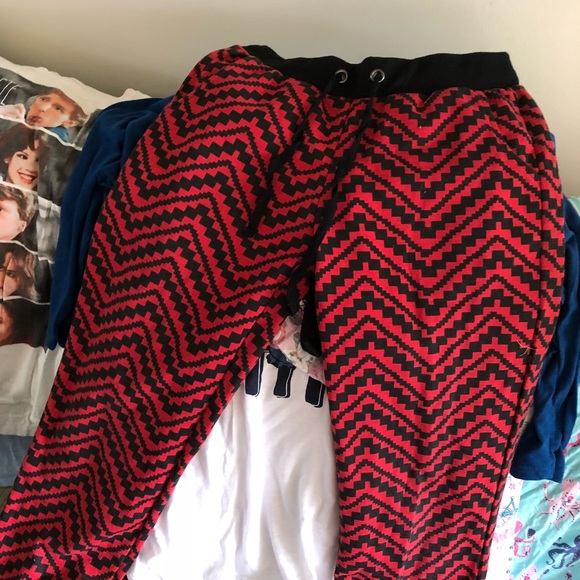 Lounge pants and tee shirts - Picture 5 of 8